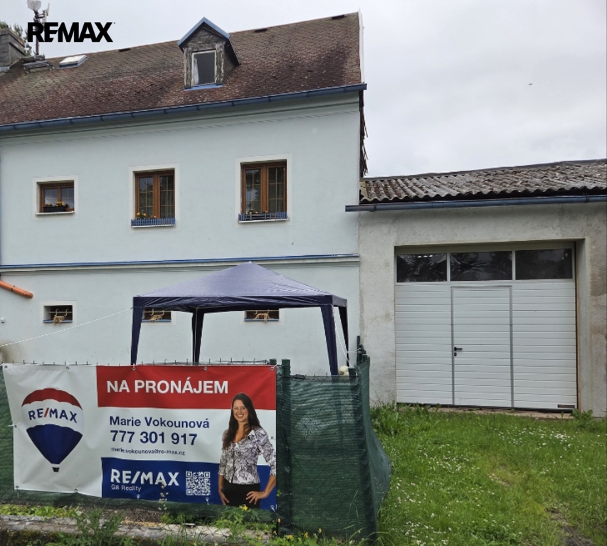 Nebytový prostor a garáž zvenku