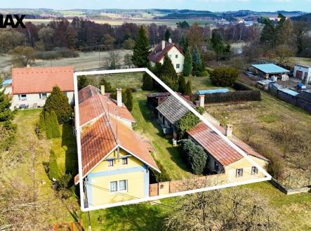 Nemovitosti se nacházejí na rozlehlém pozemku o celkové výměře 1492 m² | Prodej - dům/vila, 245 m²