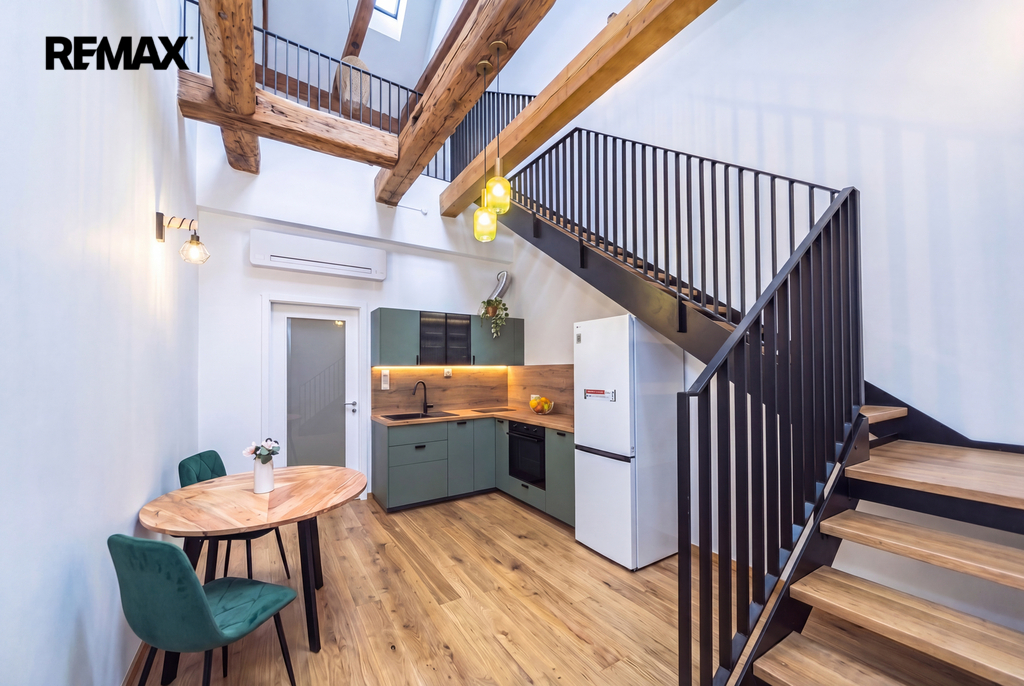 Obývací pokoj s jídelnou a schodiště