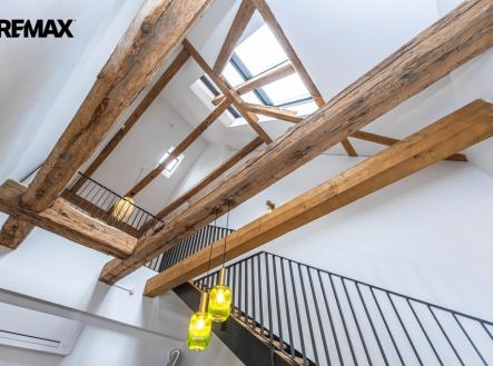 Strop vysoký témeř 10m | Pronájem bytu, 2+kk, 43 m²