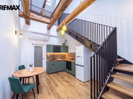 Obývací pokoj s jídelnou a schodiště | Pronájem bytu, 2+kk, 43 m²