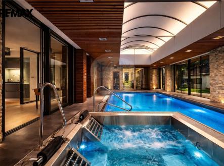 nocni-bazen.jpg | Prodej - hotel, 860 m²