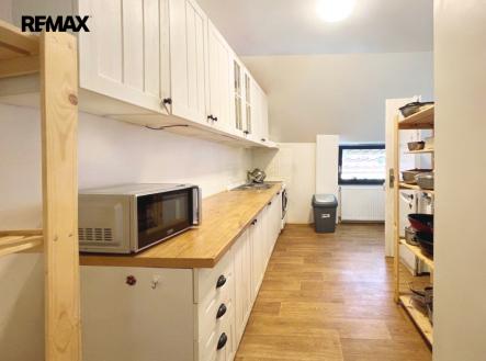 Plně vybavená kuchyně v horním patře | Pronájem bytu, atypický, 190 m²