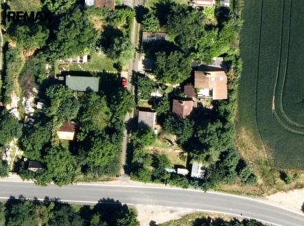 Zahrady se nacházejí v tradiční zahrádkářské osadě, kde panuje klid, sousedská atmosféra. | Prodej - pozemek, zahrada, 400 m²