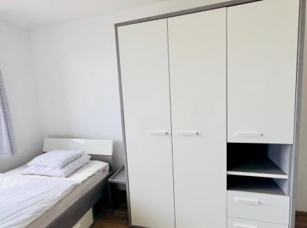 postel-a-skrin.jpg | Pronájem bytu, 1+kk, 34 m²