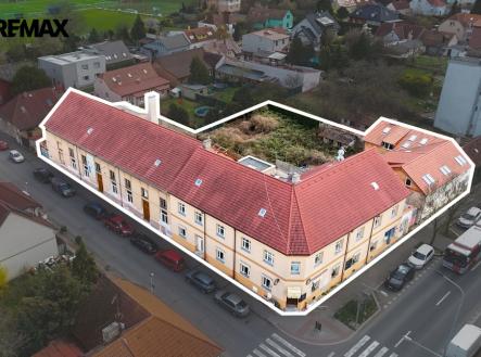 Spojením obou objektů vzniká území s možností vytvořit projekt s výrazně vyšší GFA | Prodej - nájemní dům, 1 880 m²
