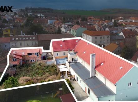 Soubor nemovitostí vytváří kompaktní rozvojové území s mimořádným potenciálem pro výstavbu | Prodej - nájemní dům, 1 880 m²