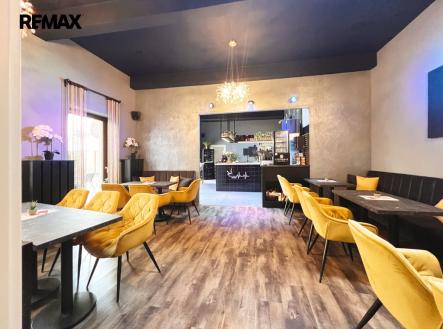 Prostor je zkolaudován jako kavárna se studenou kuchyní a nabízí celkovou kapacitu až 90 míst | Pronájem - restaurace, 72 m²