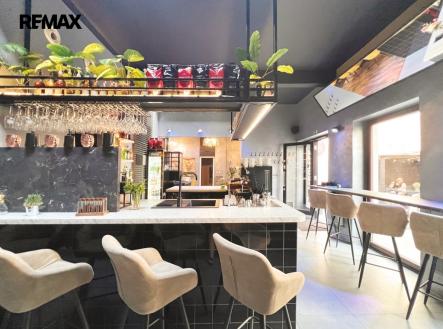 Interiér byl navržen profesionálním barmanem a disponuje barem vyrobeným na míru | Pronájem - restaurace, 72 m²