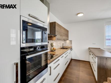 Obývací pokoj - kuchyňská linka | Prodej bytu, 4+kk, 107 m²