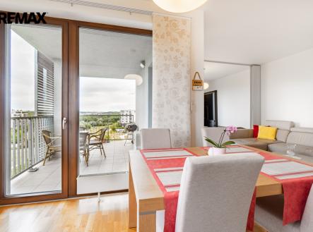 Vstup na balkon z kuchyně | Prodej bytu, 1+kk, 59 m²