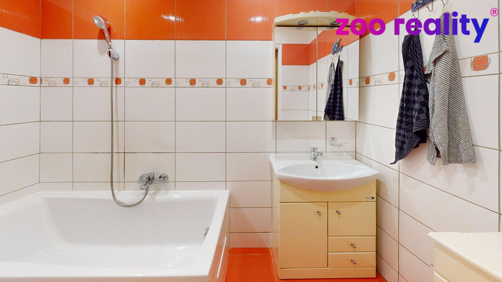 byt-21-s-balkonem-ul-pkh-litvinov-bathroom.jpg