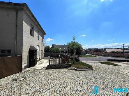 pohled na budovu s terasou | Prodej - obchodní prostor, 796 m²