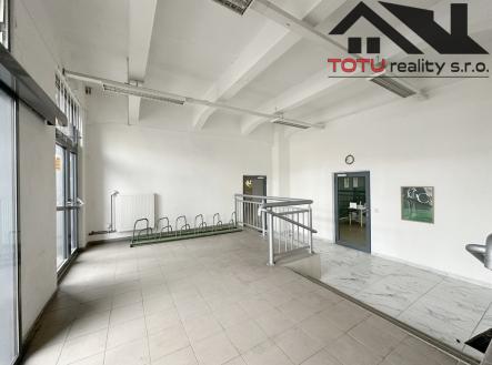 vstup-2.jpeg | Pronájem - obchodní prostor, 200 m²