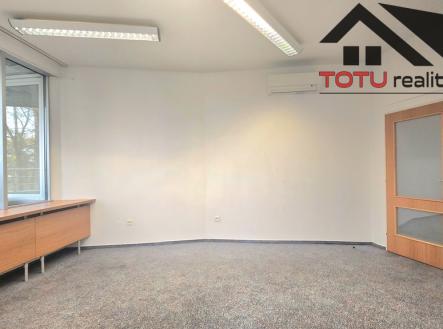 20251112-094036-1.jpg | Pronájem - kanceláře, 17 m²