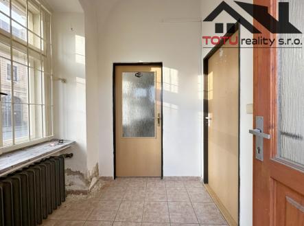 vstup.jpeg | Pronájem - obchodní prostor, 82 m²