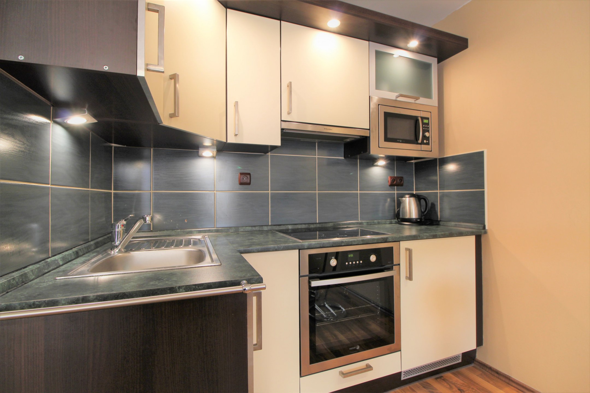 Pronájem 1+kk, Praha - Karlín (Praha 8), Hybešova, 36 m2