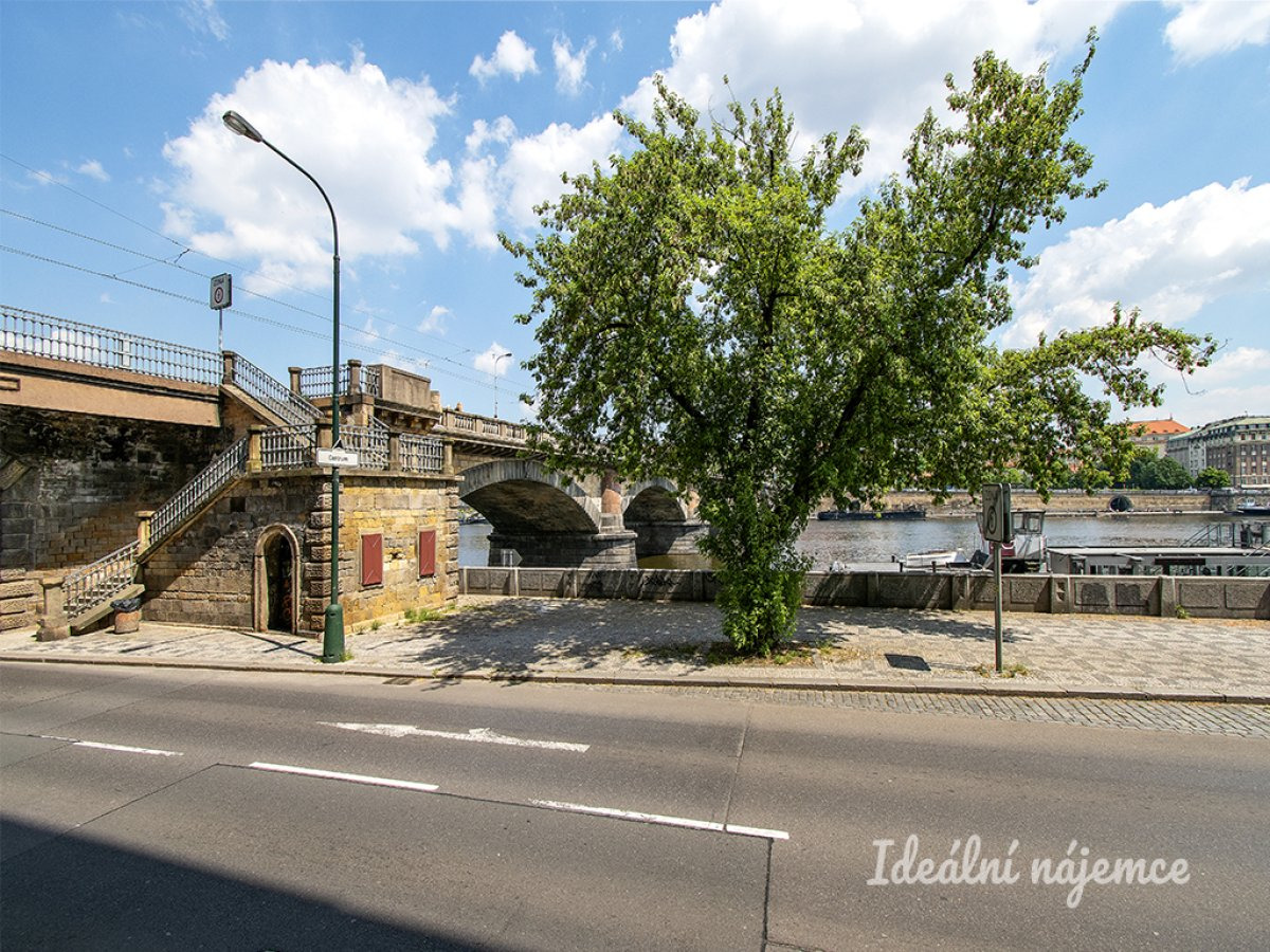 Pronájem bytu 1+1, Hořejší nábřeží, Smíchov, 18 000 Kč/měs, 37 m2