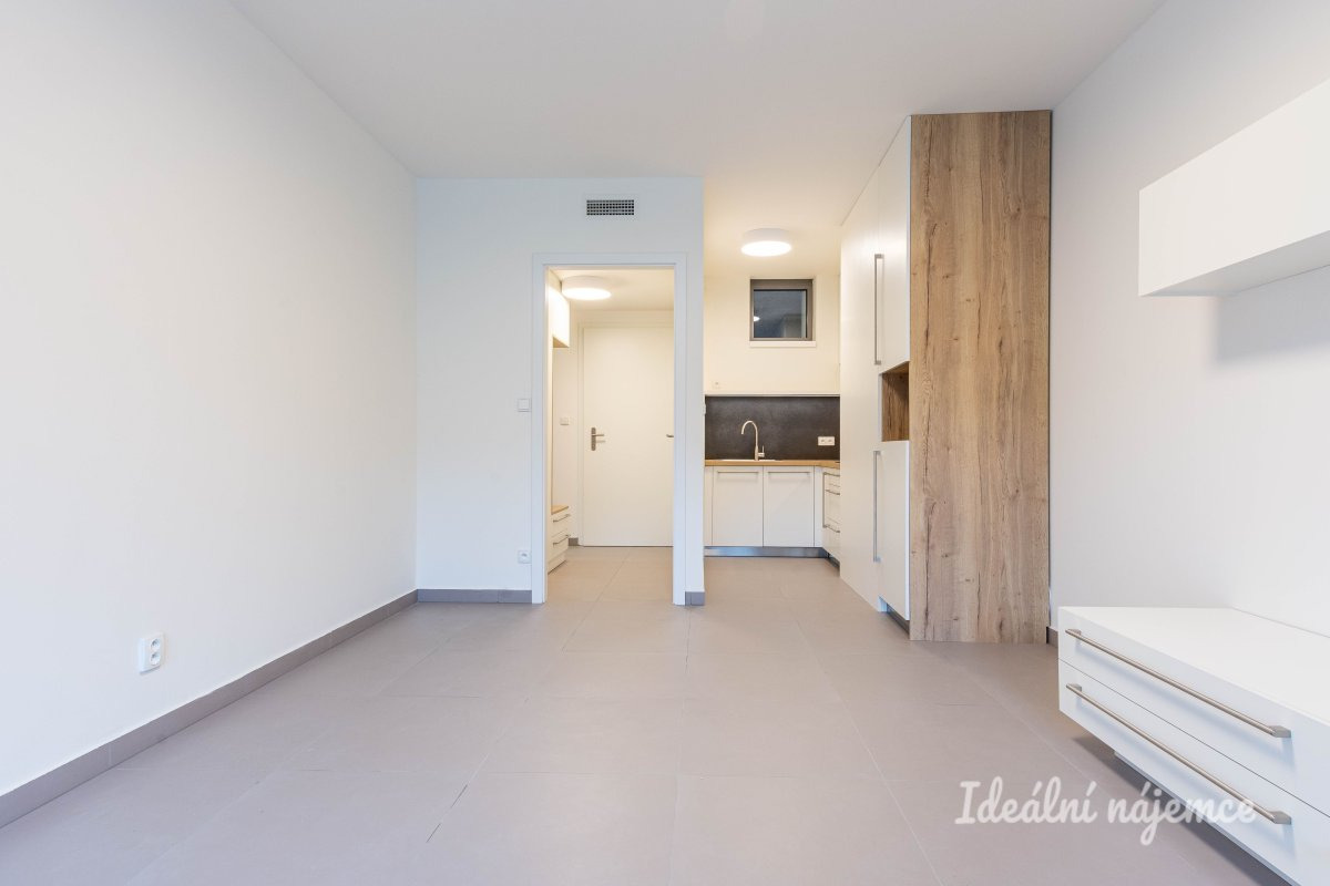 Pronájem 1+kk, Praha - Košíře, Hlaváčkova, 18900 Kč / měsíc, 33 m2