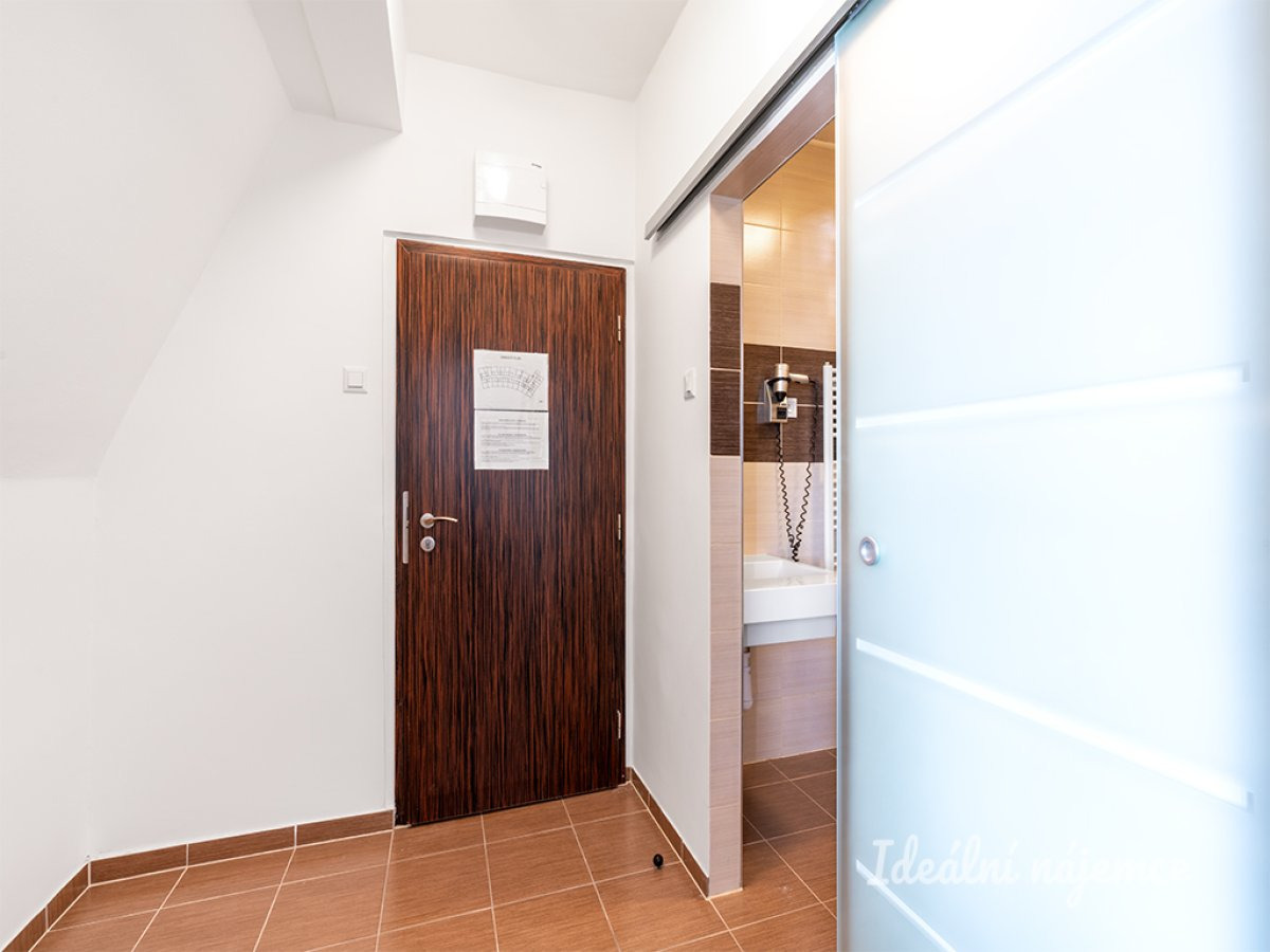 Pronájem bytu 1+kk, Suchdolské náměstí, Suchdol, 13000 Kč/ měs.,  18 m2