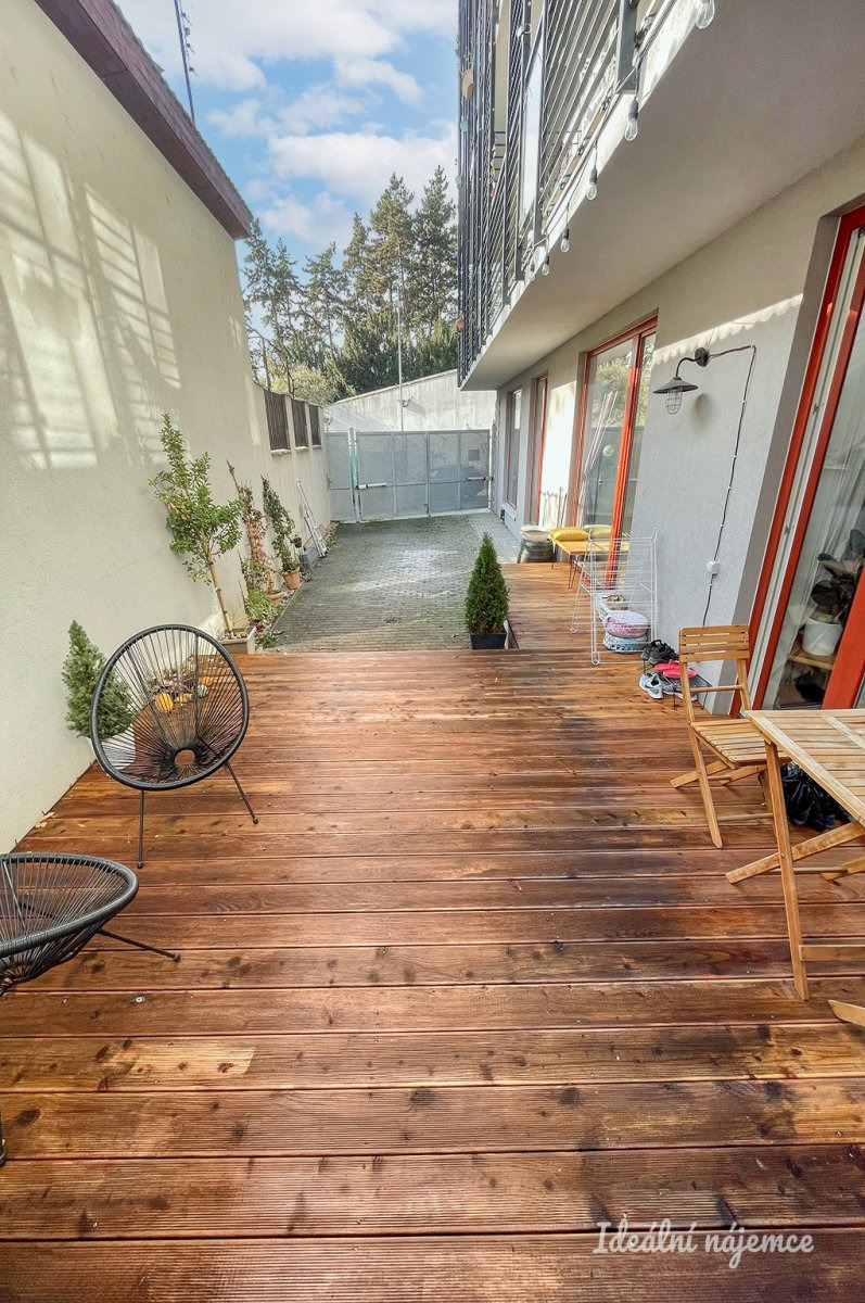 Pronájem bytu 2+kk, Košická, Vršovice, 31.500,- / 48 m2 s parkováním