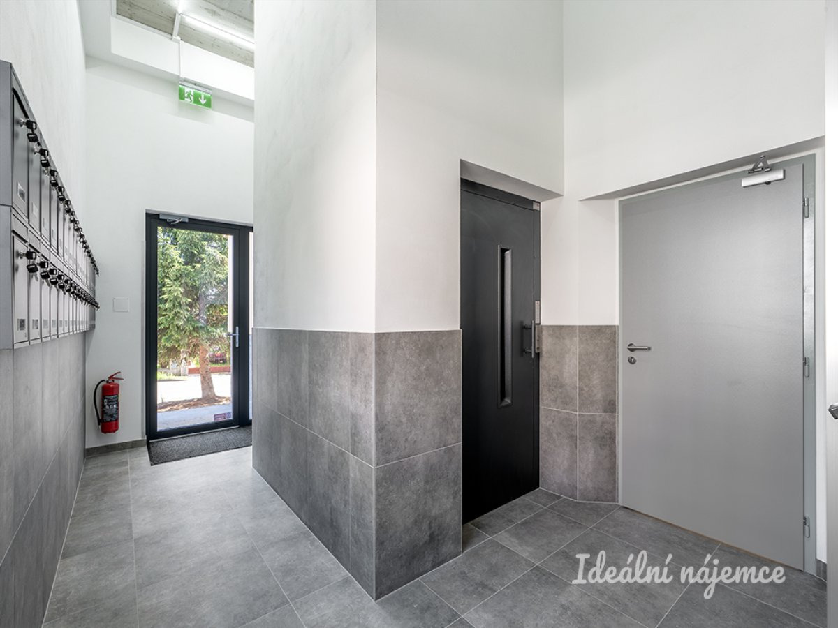 Pronájem bytu 1+kk, Za Černým mostem, Kyje, 17338 Kč/měs, 30 m2
