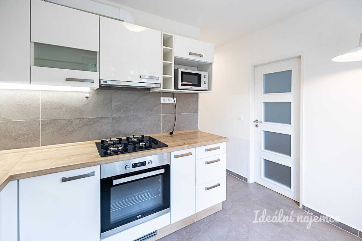 Pronájem bytu 2+1 s balkonem a sklepem, Zelenečská, Hloubětín, 23900 Kč/měs, 54 m2