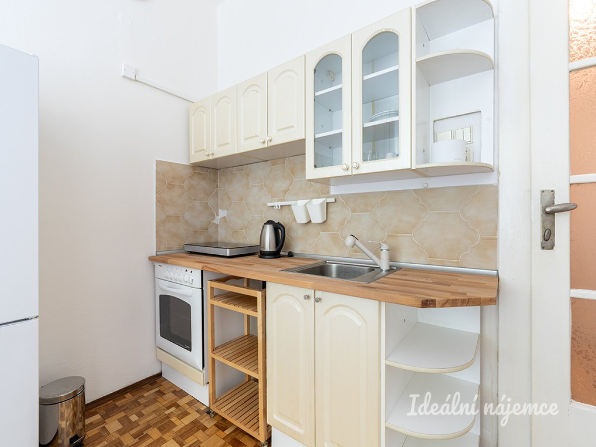 Pronájem bytu 1+kk, Soběslavská, Vinohrady,  14000 Kč/měs, 20 m2
