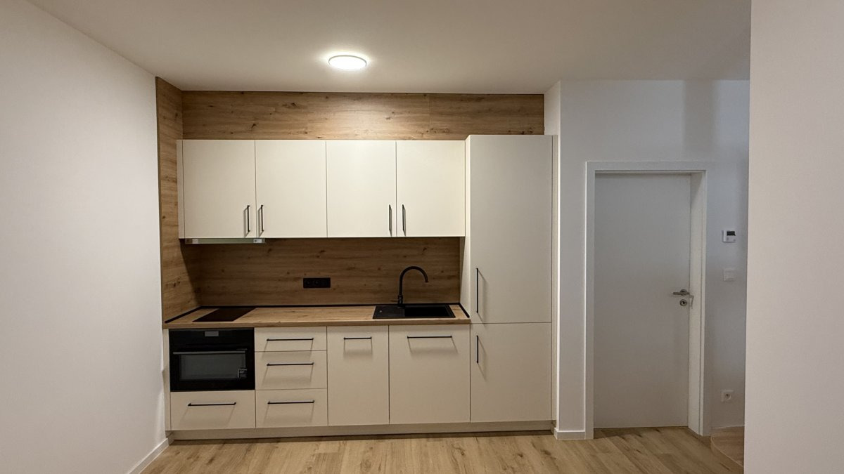 Pronájem bytu 1+kk, Vrbenská, České Budějovice 4, 15000 Kč/měs, 39 m2 + kryté parkovací stání