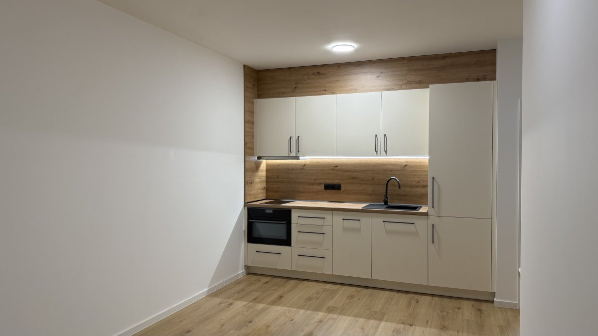 Pronájem bytu 1+kk, Vrbenská, České Budějovice 4, 15000 Kč/měs, 39 m2 + kryté parkovací stání