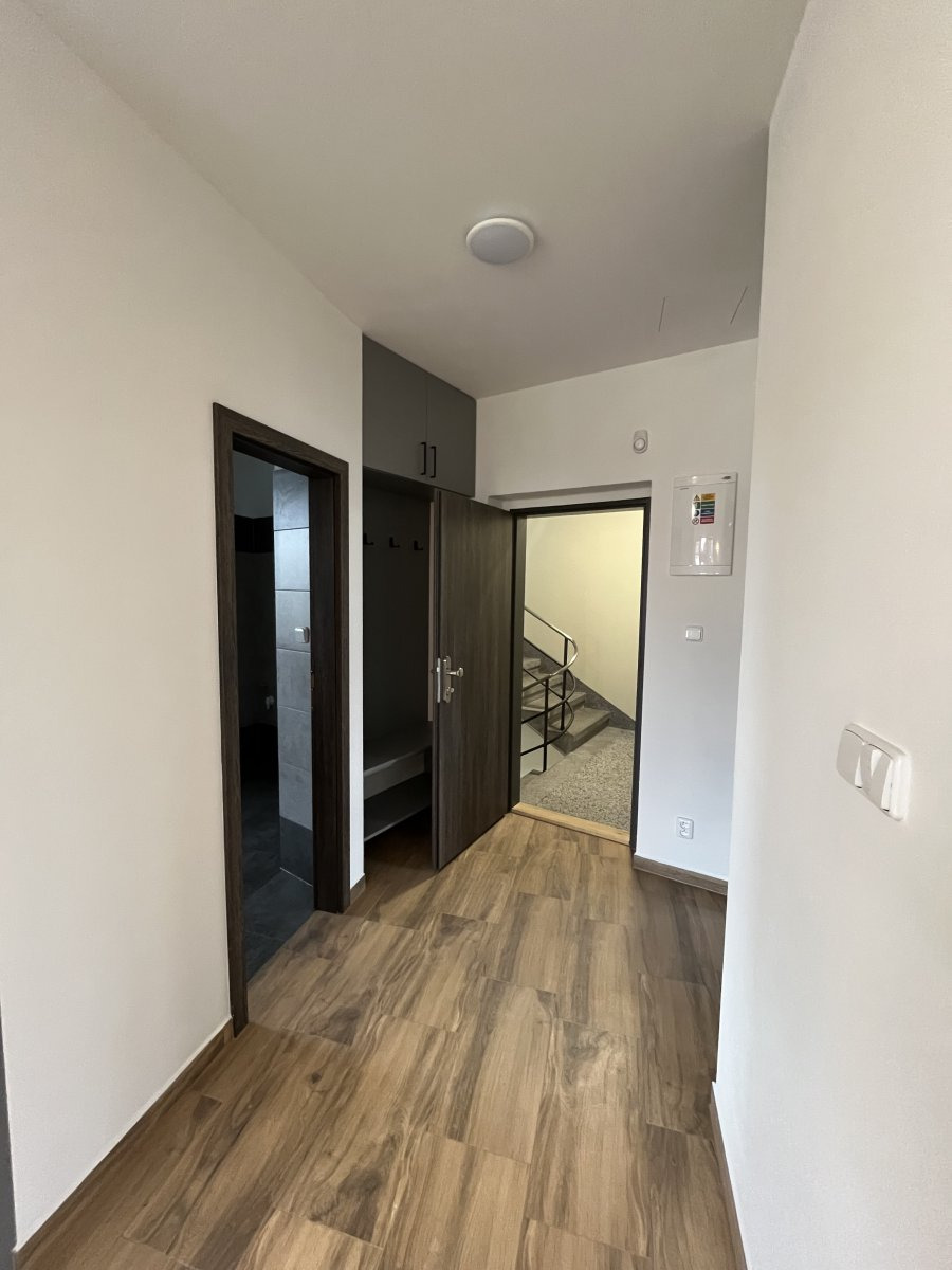 Pronájem bytu 2+1 s parkovacím místem a zahrádkou, Holická, Hodolany,18000 Kč/68 m2