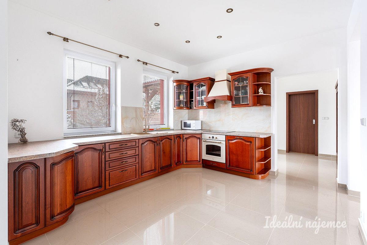 Pronájem domu 5+1, Sukova, Šestajovice u Prahy,  36000 Kč/měs, 204 m2