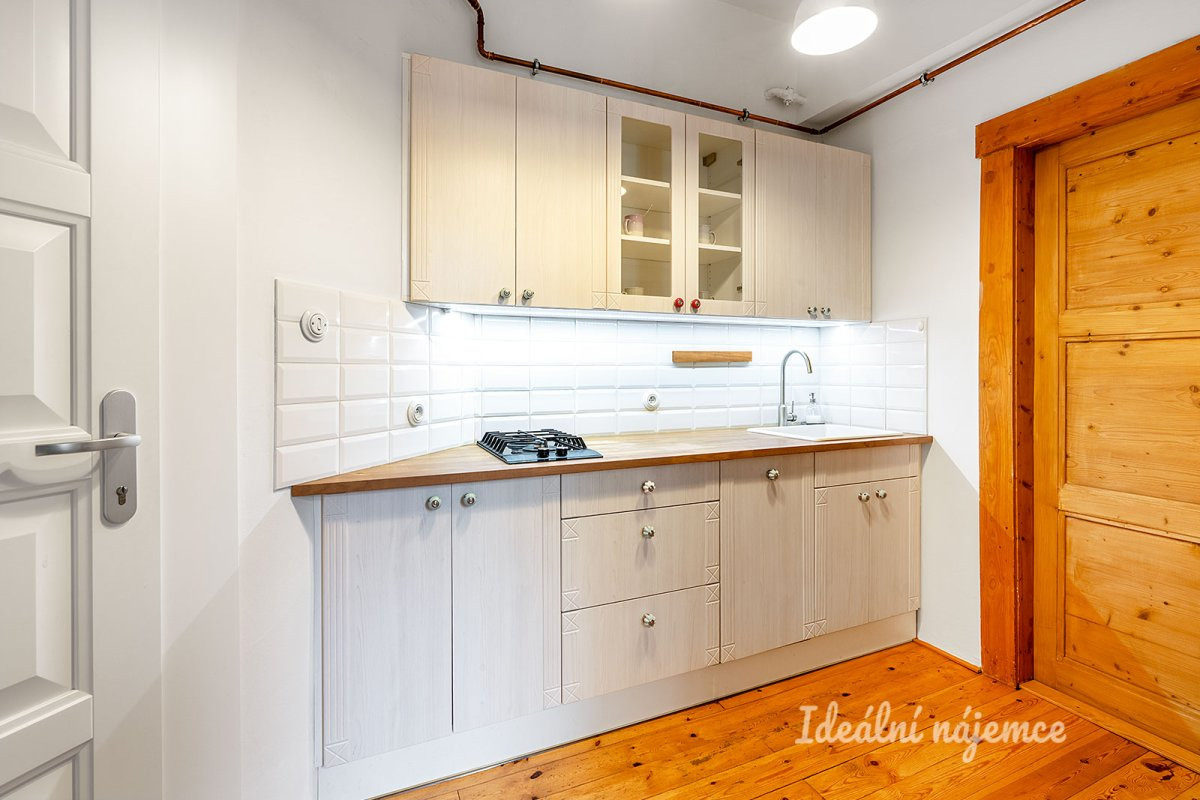 Pronájem bytu 2+1, Na Jezerce,  49 m2