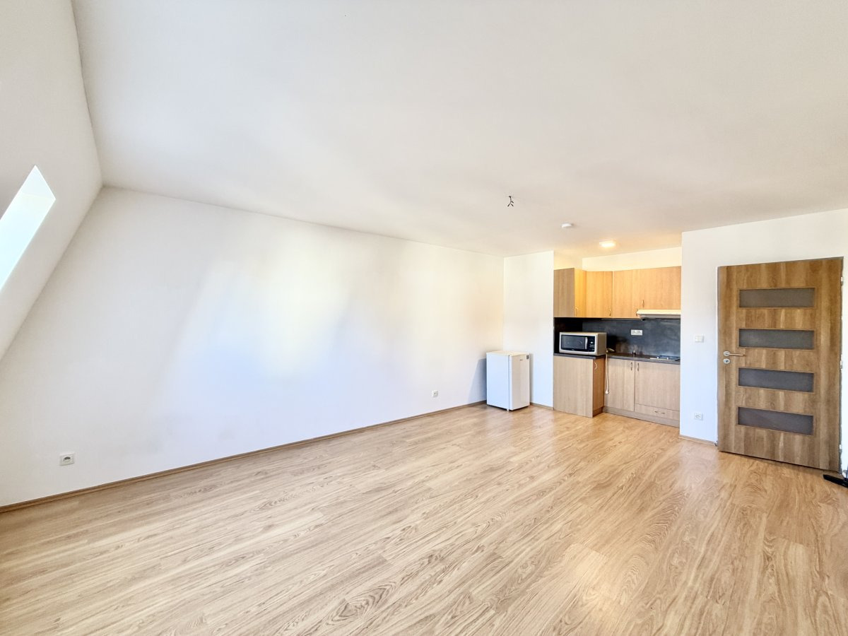 Pronájem bytu 1+kk, Anenské náměstí, Jablonec nad Nisou, 8000 Kč/měs, 32 m2