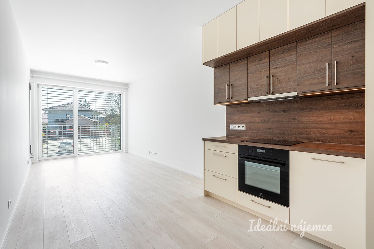 Pronájem bytu 1+kk, Českobrodská, Hostavice,  31 m2