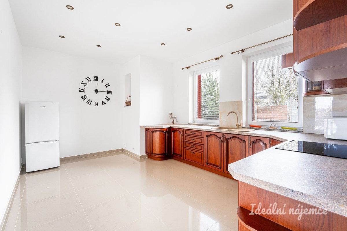 Pronájem domu 5+1, Sukova, Šestajovice u Prahy,  36000 Kč/měs, 204 m2