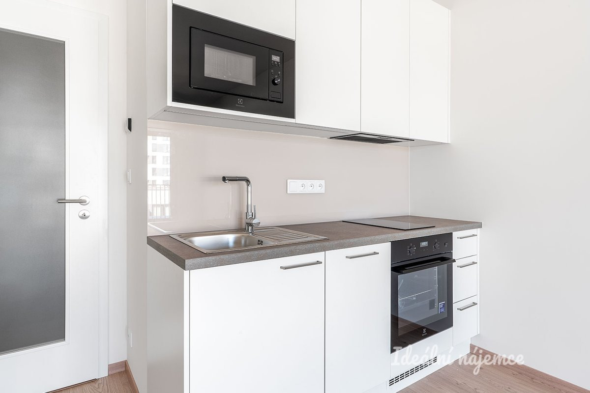 Pronájem bytu 1+kk, Poděbradská, Hloubětín, 32 m2