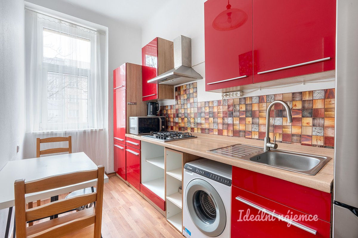 Pronájem bytu 1+kk, 5. května, Nusle, 17900 Kč/měs, 36 m2