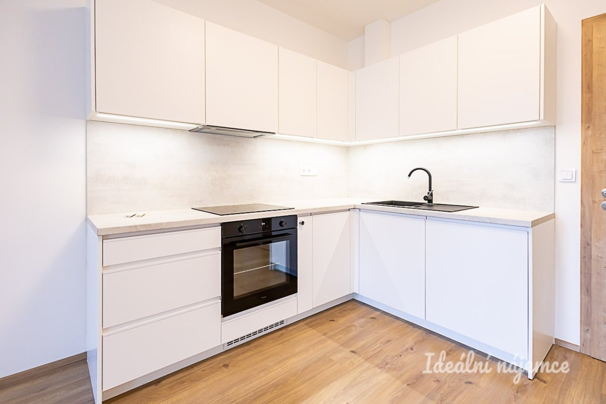 Pronájem bytu 1+kk, Štěchovická, Strašnice,  34 m2