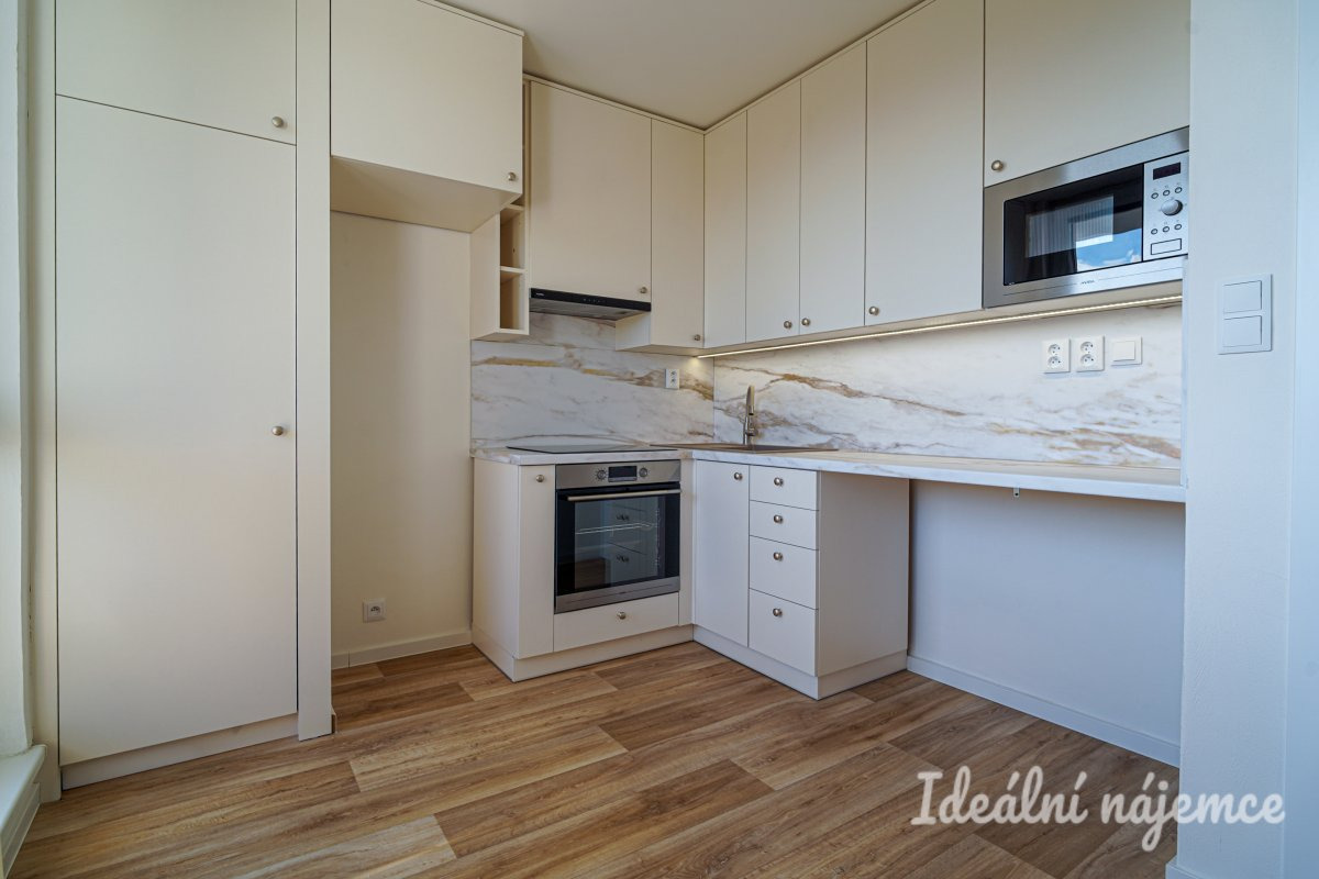 Pronájem bytu 1+1, Brněnská, Šlapanice u Brna, 14 900 Kč/měs, 32 m2