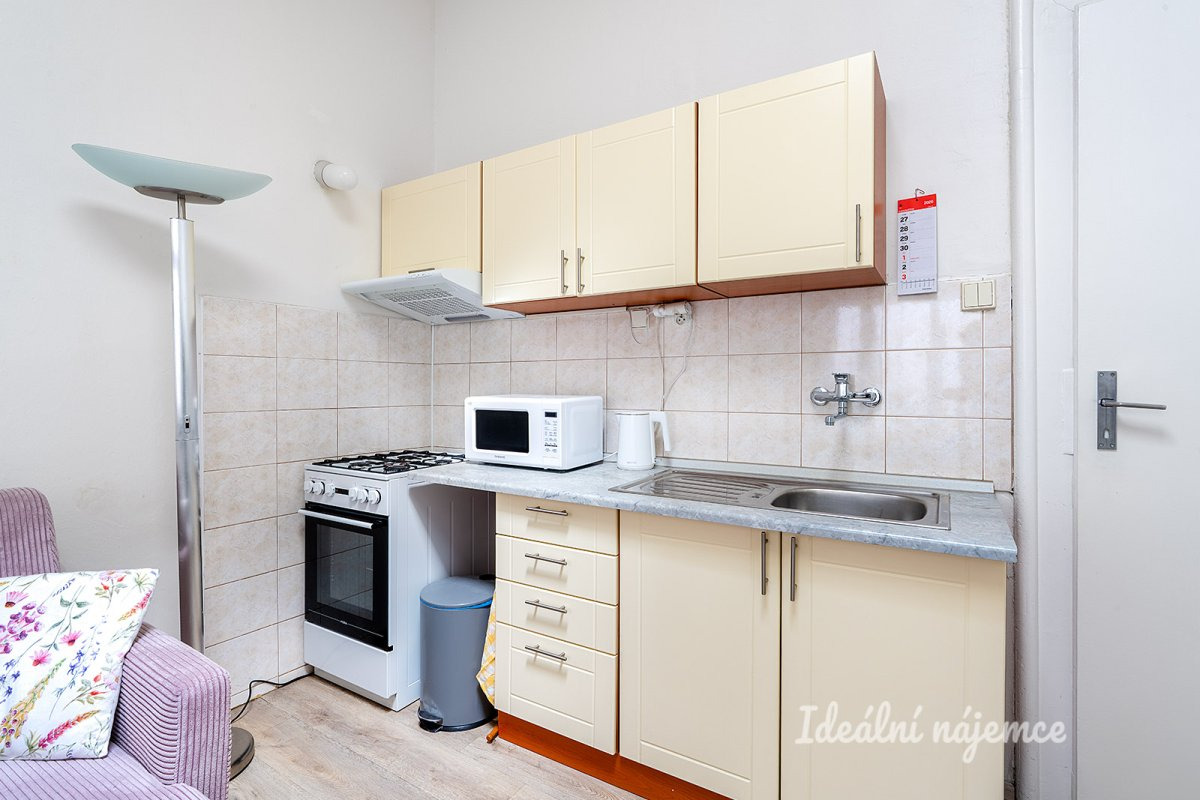 Pronájem bytu 2+kk, U Staré školy, Staré Město, 25900 Kč/měs, 45 m2