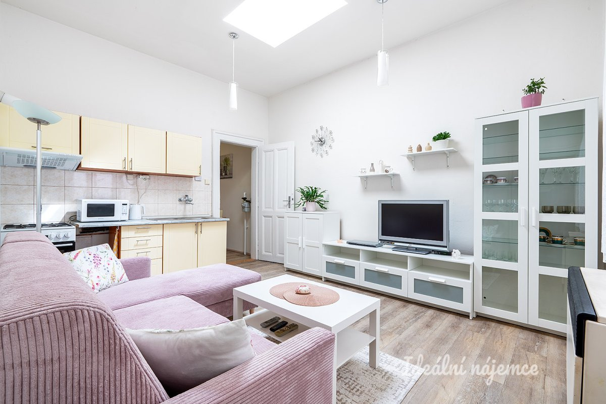 Pronájem bytu 2+kk, U Staré školy, Staré Město, 20900 Kč/měs, 45 m2