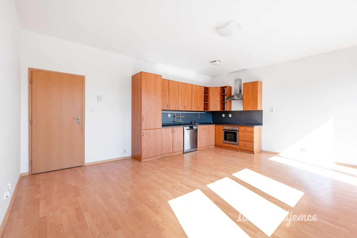 Pronájem bytu 2+kk, Malkovského, Letňany, 21900 Kč/měs, 52 m2 s velkou terasou