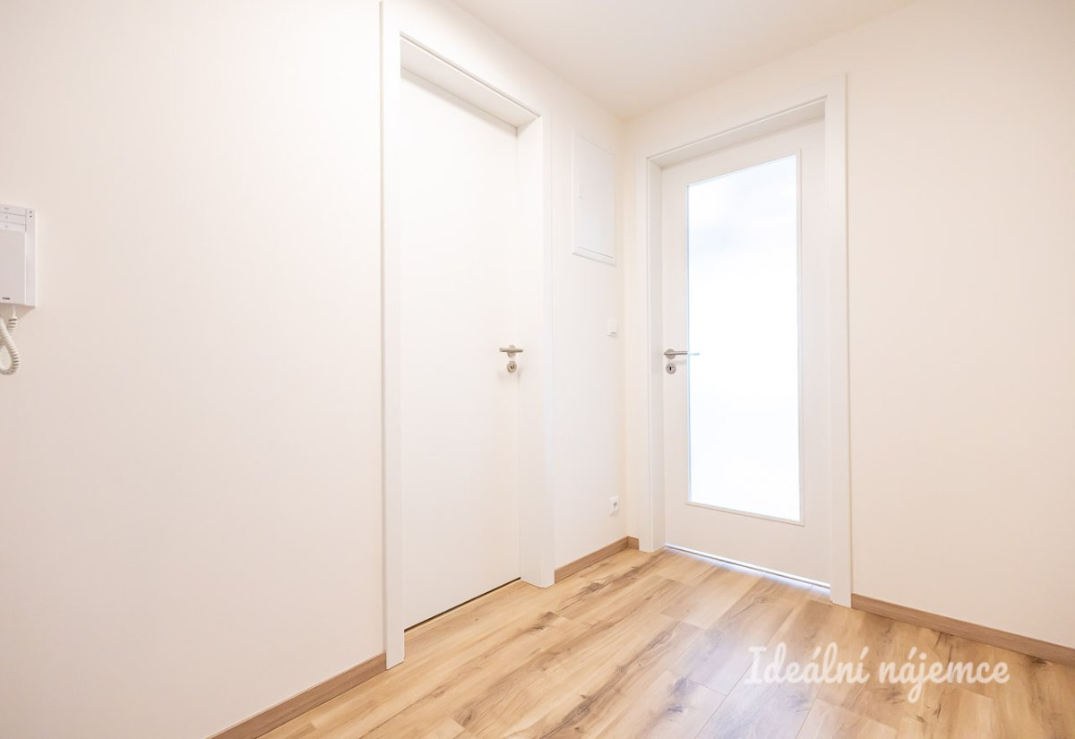 Pronájem bytu 1+kk, Poděbradská, Hloubětín, 37 m2