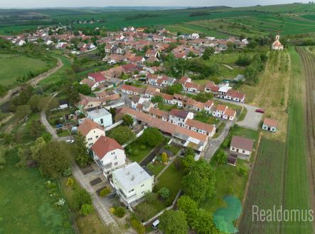dji-20250504105017-0014-v.jpg | Prodej - dům/vila, 270 m²