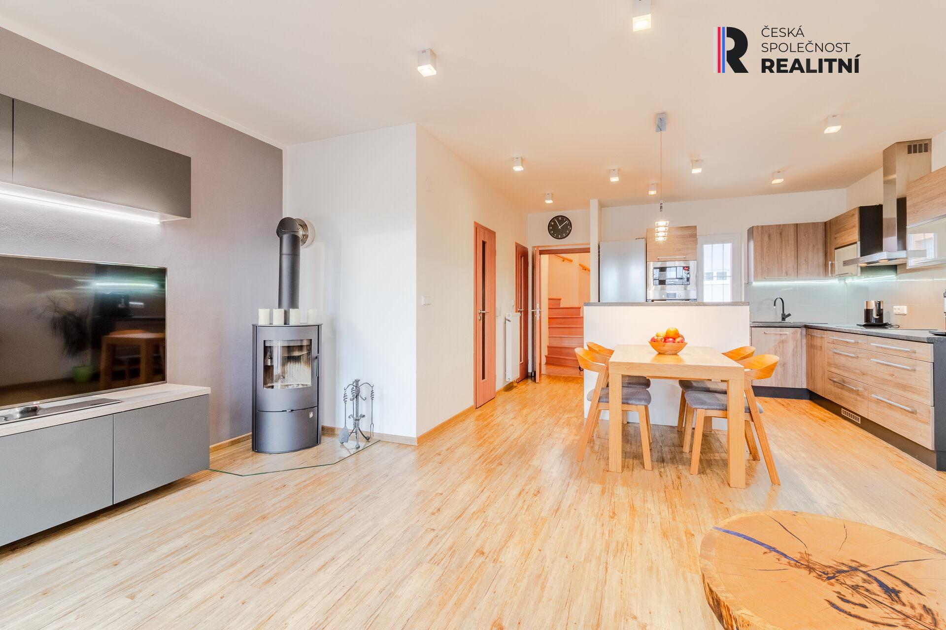 obývací pokoj s kuchyňským koutem