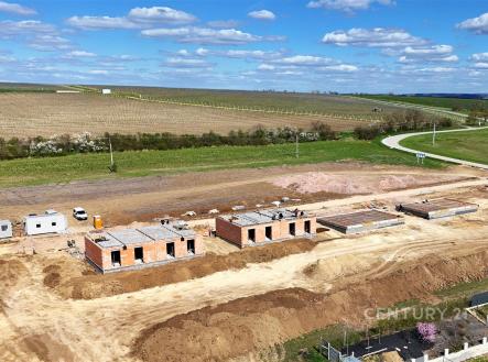 Stavba rodinných domů na okraji města s okolní přírodou, moderní architektura, cihlová konstrukce, rozvojová oblast | Prodej - dům/vila, 120 m²