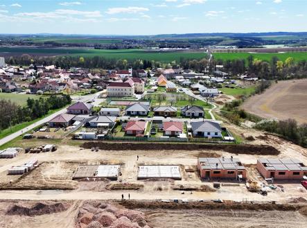 Nová výstavba rodinných domů vedle dokončeného obytného komplexu. Moderní design s červenými střechami a zahradami v klidné oblasti. | Prodej - dům/vila, 120 m²