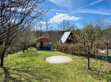 Rozlehlá zahrada s trávníkem a ovocnými stromy, malý dřevěný zahradní domek, klidná lokalita vhodná pro rekreaci. | Prodej - pozemek, zahrada, 380 m²