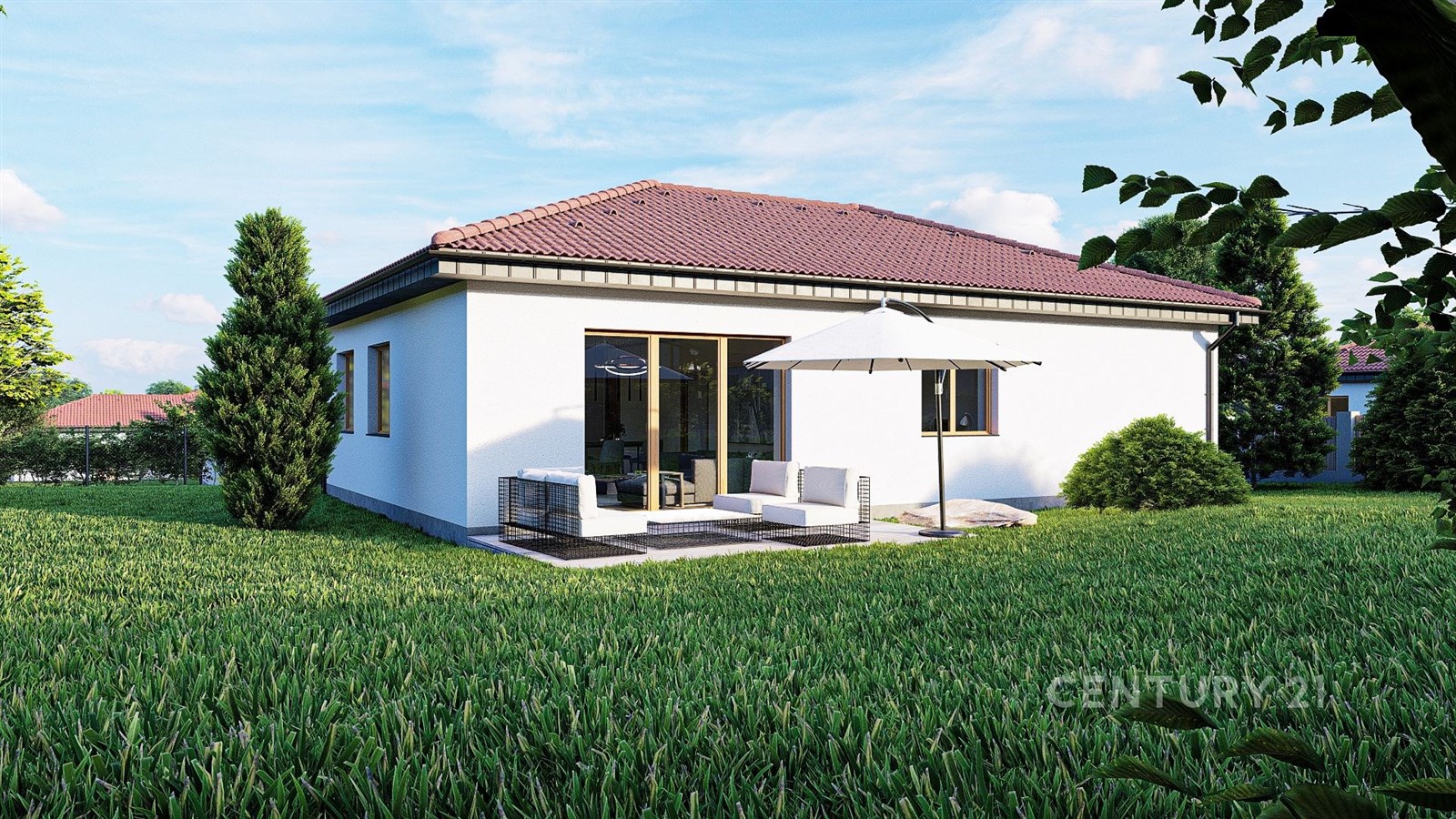 Jednopodlažní rodinný dům s červenou taškovou střechou, moderní fasádou a velkými okny, obklopený zeleným trávníkem a venkovním posezením